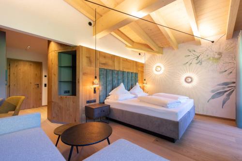 1 queen bed, 1 sofa bed
