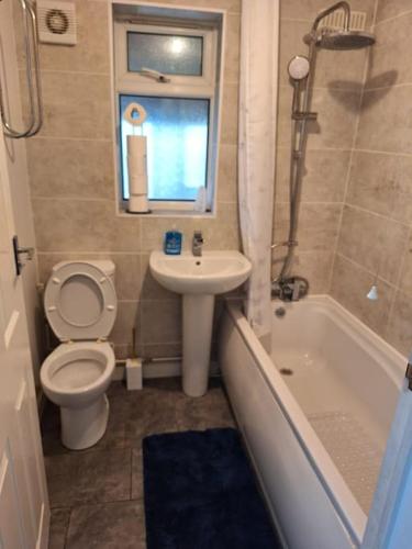 Fürdőszoba, Fantastic 3-bed with free parking & Wi-Fi Located in Chatham Kent in Chatham Central