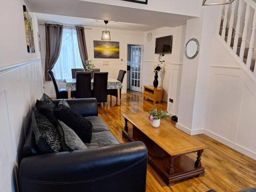 Fantastic 3-bed with free parking & Wi-Fi Located in Chatham Kent in Chatham Central