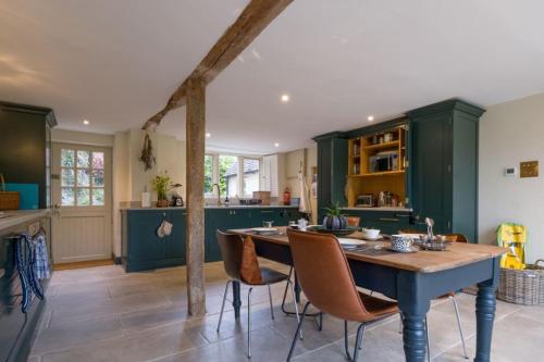 Mill House & Cottage - on The Cotswold Way! in Pitchcombe