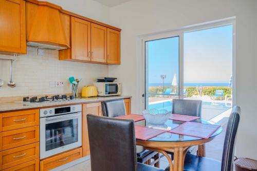 Homely Coastal Retreat with Stunning Views