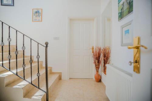 Homely Coastal Retreat with Stunning Views