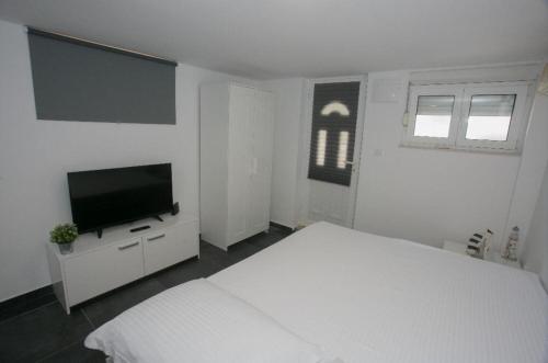 Apartments Marina - with parking - image 12