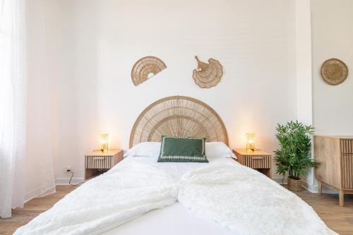 Large Central 2 Bdr & Garage