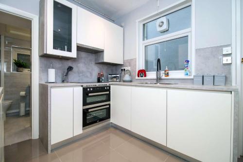 ห้องครัว, River View Large House In Afan Forest Bike Park By STAE-Homes in พอร์ต เทลบอท