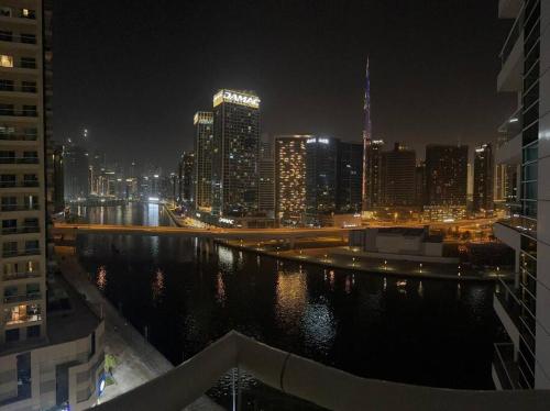 Urban Cozy 1BR apartment with Canal view - Free parking, Dubaï (photo 6)