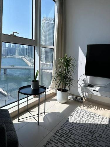 Urban Cozy 1BR apartment with Canal view - Free parking, Dubaï (photo 8)