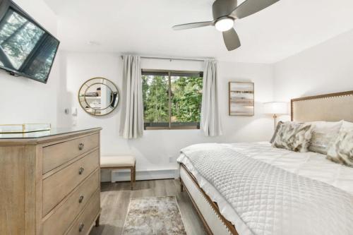 Designer 2 BR on River with Pool - Walk to Town! - image 3