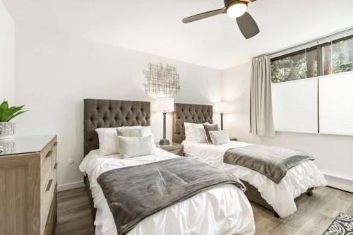 Designer 2 BR on River with Pool - Walk to Town! - image 4