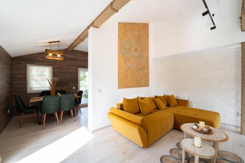Balada dintre dealuri - Casa Soarelui si Casa Lunii in Cisnadioara