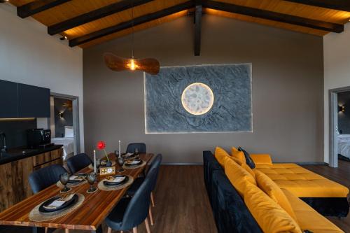 Balada dintre dealuri - Casa Soarelui si Casa Lunii in Cisnadioara