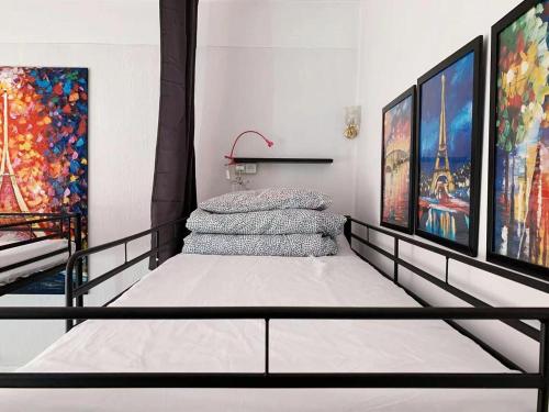 Rainbow Villa, One bed in shared dormitory room, please choose male or female room correctly, not mi in วีลจีฟ