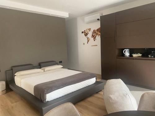 1 queen bed, 1 twin bed