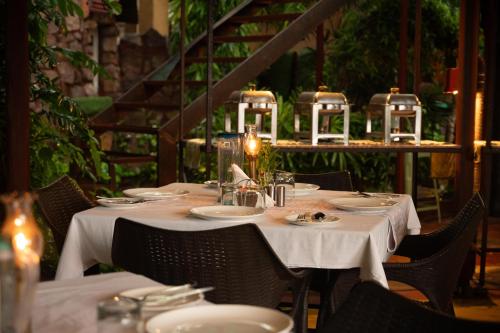 The Mandore - a leafy resort - 레스토랑