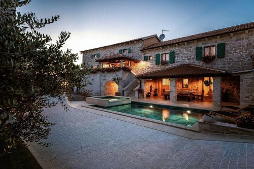 Mediterrane Steinvilla mit Privatpool, Whirlpool, Darts, Billard, Tischtennis, Gym – khách sạn tại Vosteni