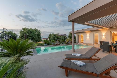 Exquisite Villa mit Panoramablick aufs Meer, Salzwasserpool mit Gegenstromanlage, BBQ, Poreč (Foto 4)