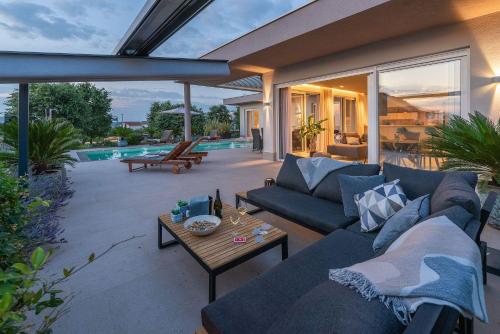 Exquisite Villa mit Panoramablick aufs Meer, Salzwasserpool mit Gegenstromanlage, BBQ, Poreč (Foto 6)