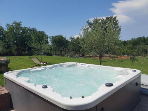 Komfortables Apartment mit Whirlpool, Pool, Klima, privater Terrasse - nur 5 km bis Porec in Veleniki