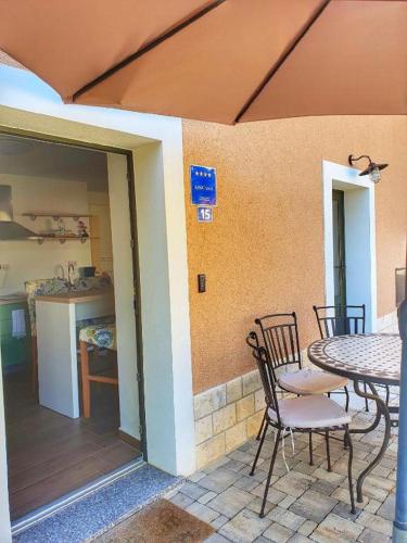 Komfortables Apartment mit Whirlpool, Pool, Klima, privater Terrasse - nur 5 km bis Porec in Veleniki