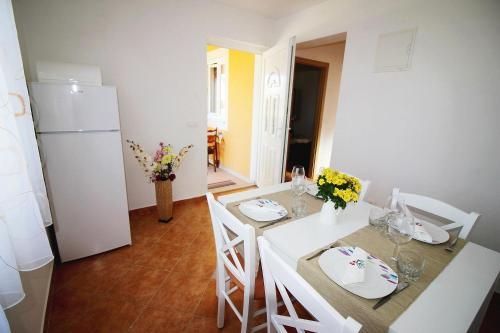 Charmantes Ferienhaus mit Meerblick, 2 Fahrraeder, Grill, privater Balkon, Waschmaschine in Fuskulin