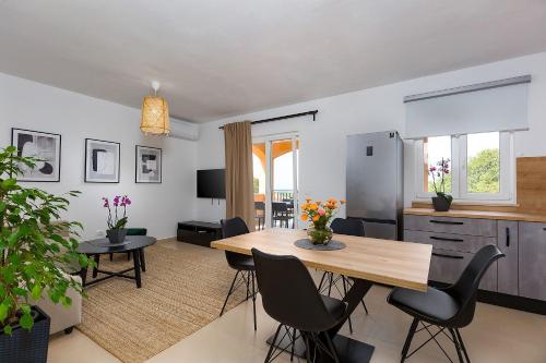 Charmantes Ferienhaus mit Meerblick, 2 Fahrraeder, Grill, privater Balkon, Waschmaschine in Fuskulin