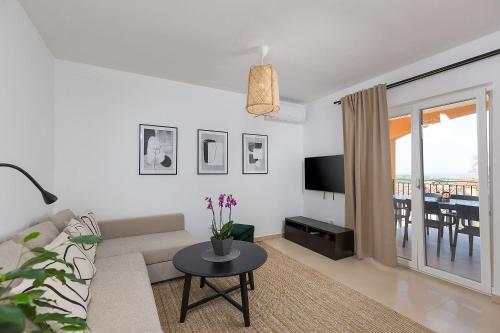 Charmantes Ferienhaus mit Meerblick, 2 Fahrraeder, Grill, privater Balkon, Waschmaschine in Fuskulin
