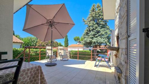 Am Strand gelegenes Ferienhaus mit Meerblick, Aussendusche, Grill