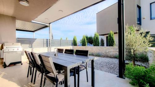 Top-modernes Ferienhaus unweit vom Strand mit Klima, WiFi, Grill