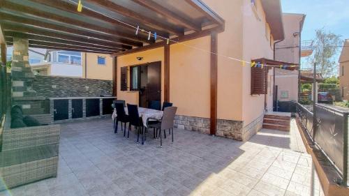 Besonderes Ferienhaus nur 50 Meter zum Strand mit BBQ, Meerblick, Steinkamin