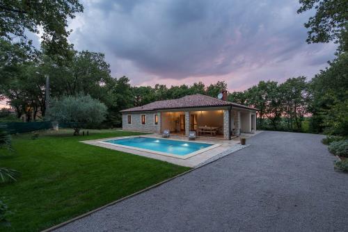 Herrliches Landhaus mit Privatpool, BBQ, WiFi in ruhiger Lage ohne Nachbarn