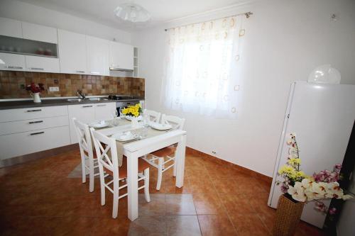 Charmantes Ferienhaus mit Meerblick, 2 Fahrraeder, Grill, privater Balkon, Waschmaschine in Fuskulin