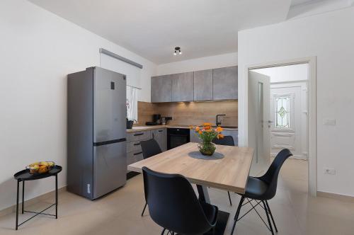 Charmantes Ferienhaus mit Meerblick, 2 Fahrraeder, Grill, privater Balkon, Waschmaschine in Fuskulin