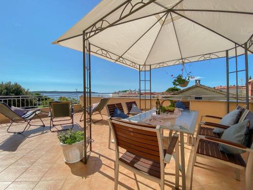 Helles Apartment nur 120 Meter zum Strand mit Meerblick, Liegen, Klima, WiFi