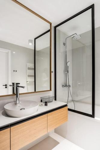 Elegancki i Stylowy Apartament w Gdańsku z Klimatyzacją Wanną i Parkingiem by Noclegi Renters - image 5