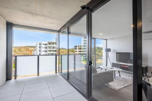 Modern Homy 1B1B APT Pool Gym Cinema Westfield Cafe