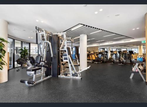 Modern Homy 1B1B APT Pool Gym Cinema Westfield Cafe