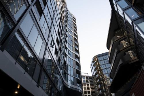 Modern Homy 1B1B APT Pool Gym Cinema Westfield Cafe