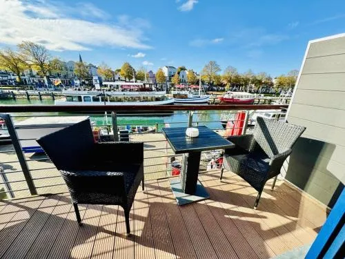 Stromdampfer, Hafenblick in Warnemünde, Deutschland
