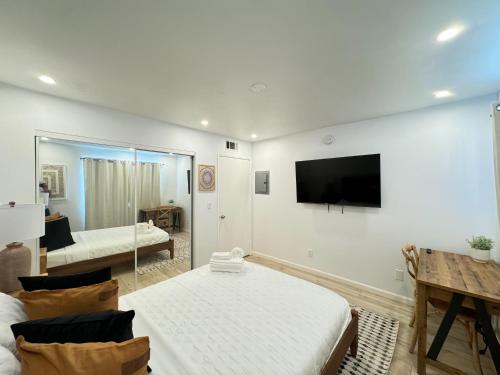Boho-Inspired 1BR Hideaway near Hollywood-BR13 in Los Angeles, USA