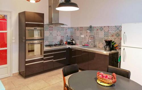 virtuve, Cozy Home In Castelnau-Sur-Gupie in Lamothe-Landerron