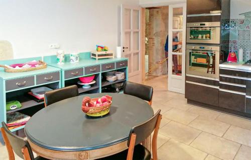 virtuve, Cozy Home In Castelnau-Sur-Gupie in Lamothe-Landerron