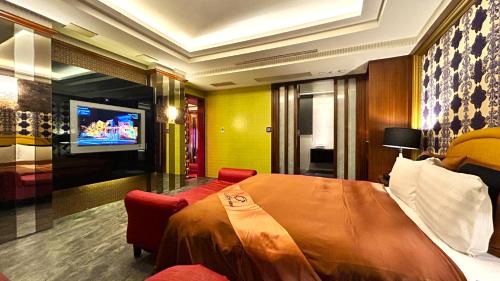 room detail thumbnail 2