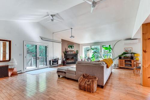 Secluded Kerhonkson Home with Fire Pit, Near Hiking! in Accord, USA