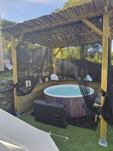 Le Nid des Calanques et son Jacuzzi in Redon