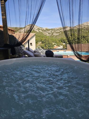Le Nid des Calanques et son Jacuzzi in Redon