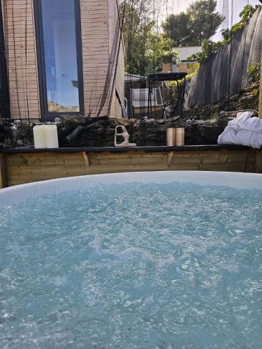 Le Nid des Calanques et son Jacuzzi in Redon