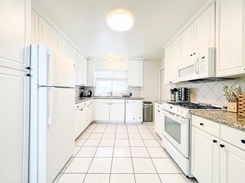 Bright and Stylish 2BR-1BA Apartment In LA- AMWW3 in Los Angeles, USA