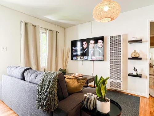Bright and Stylish 2BR-1BA Apartment In LA- AMWW3 in Los Angeles, USA