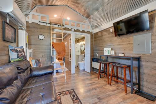 Cabin with Trail and Pond Access in Steamboat Rock! thumb 4