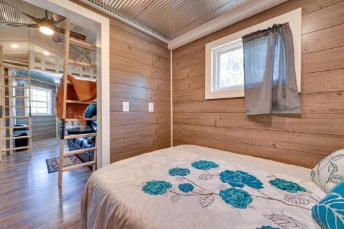 Cabin with Trail and Pond Access in Steamboat Rock! detail